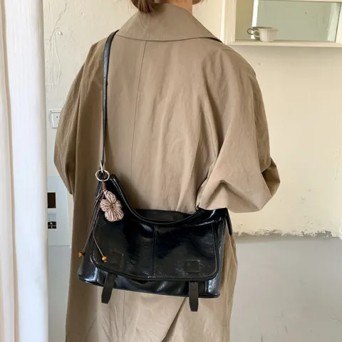 Women's Vintage PU Leather Shoulder Bag Large Capacity Messenger Bag Casual Crossbody Bag With Flower Charm Niche Handbag For Commuting