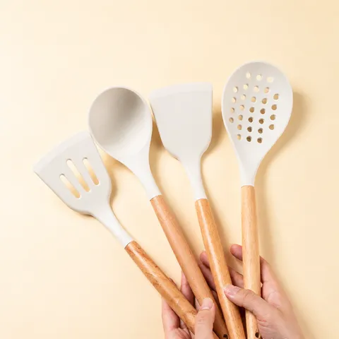 Utensili da Cucina in Silicone Resistente al Calore Con Manico in Legno Spatola Mestolo da Zuppa Giratore Forato Per Padella Antiaderente Bianco Crema