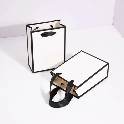 Sac Cadeau en Papier Blanc Minimaliste Avec Bordure Noire Nœud en Ruban de Satin Sac à Main Élégant pour Mariage Fête d'Anniversaire Petit Emballage pour Vêtements Bijoux