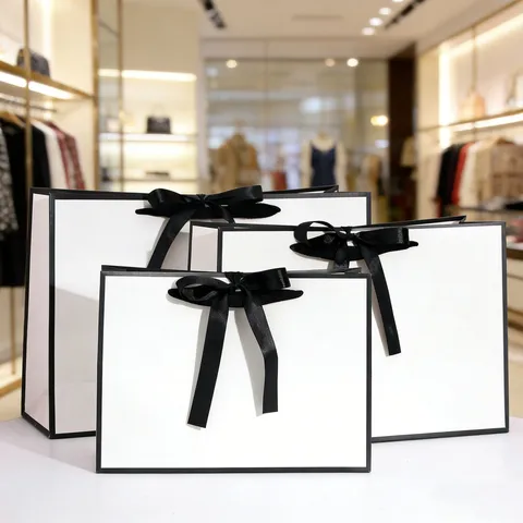 Sac Cadeau en Papier Blanc Minimaliste Avec Bordure Noire Nœud en Ruban de Satin Sac à Main Élégant pour Mariage Fête d'Anniversaire Petit Emballage pour Vêtements Bijoux