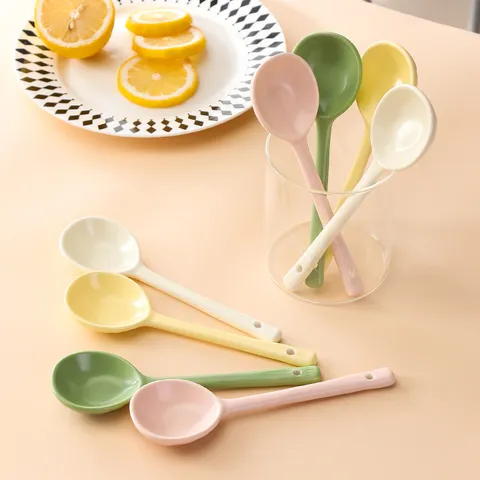 Cuchara sopera de cerámica de estilo crema nórdica con mango largo Cuchara redonda y profunda para servir con orificio para colgar