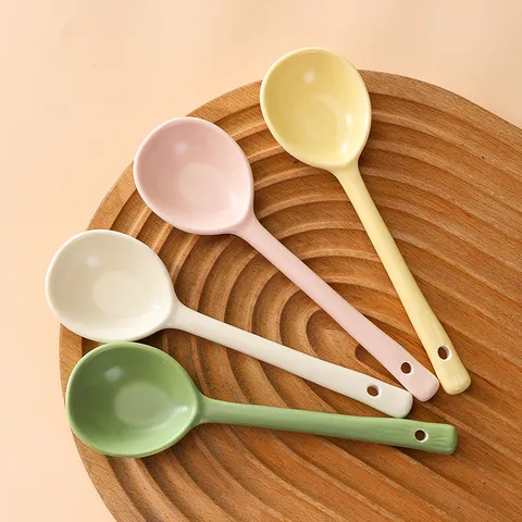 Cuchara sopera de cerámica de estilo crema nórdica con mango largo Cuchara redonda y profunda para servir con orificio para colgar