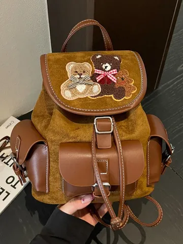 Zaino da Donna in Finta Scamosciata e Pelle PU Vintage con Ricamo Orsetto Coulisse e Patta Borsa da Scuola Casual da Viaggio per Adolescenti