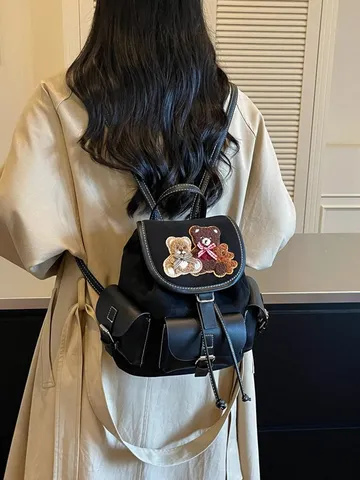 Zaino da Donna in Finta Scamosciata e Pelle PU Vintage con Ricamo Orsetto Coulisse e Patta Borsa da Scuola Casual da Viaggio per Adolescenti