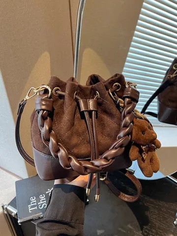 Vintage Quilted PU Leather Bucket Bag For Women Crossbody Shoulder Bag With Woven Chain Handle And Drawstring Closure
