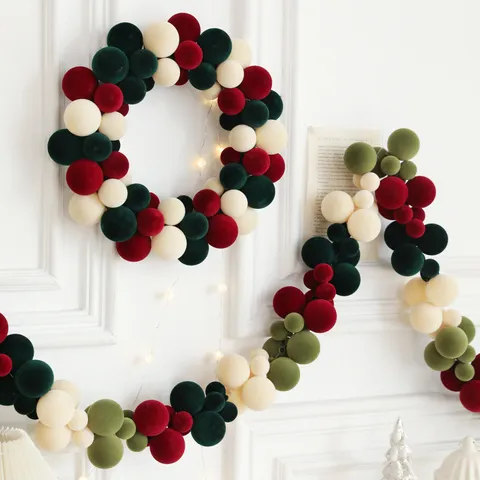Weihnachten Beflockte Kugel Kranz Girlande Dekoration Mehrfarbig Kunststoff Samt Runde Kugel Hängen Ornament Für Weihnachten Haustür Wand Kamin Party Haus Dekoration