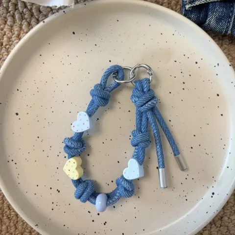 Ciondolo per Cellulare Vintage Intrecciato in Denim Fatto a Mano Perline a Cuore Pois Cinturino da Polso Anti-Smarrimento Portachiavi Pendente per Borsa