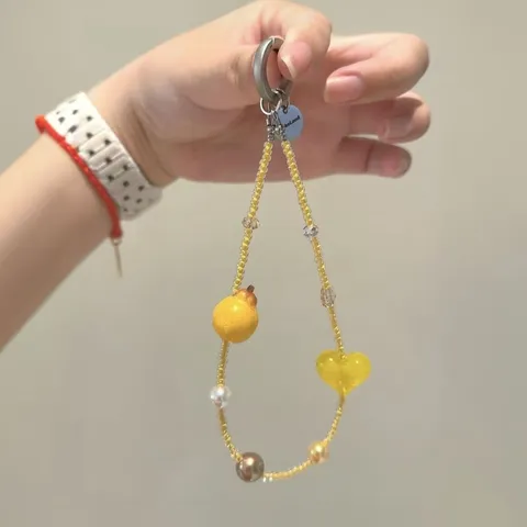 Cordino per Telefono con Perline Gialle a Forma di Pera Ciondolo a Cuore in Acrilico e Perle Artificiali Anti-Smarrimento per Donna Regalo