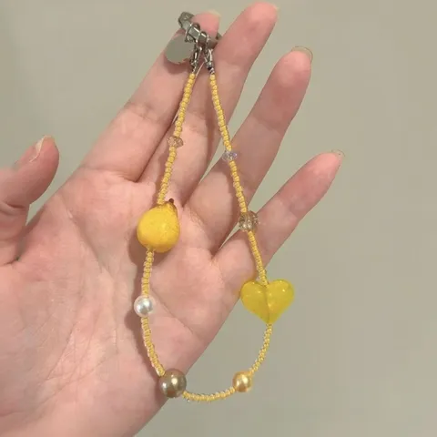 Cordino per Telefono con Perline Gialle a Forma di Pera Ciondolo a Cuore in Acrilico e Perle Artificiali Anti-Smarrimento per Donna Regalo