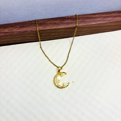 Collier Pendentif Lune Étoile Nœud en Laiton Plaqué Or pour Femme Bijoux Minimalistes avec Incrustations de Zirconia