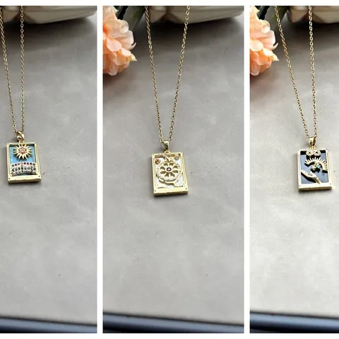 Collier Pendentif Carte de Tarot en Laiton Vintage pour Femmes Plaqué Or Strass Carré Planète Soleil Bijoux Minimaliste