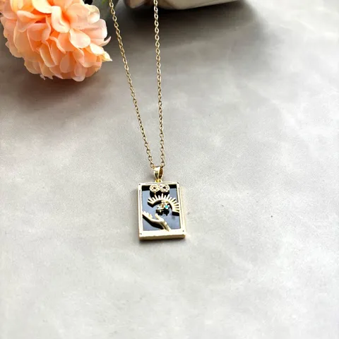 Collier Pendentif Carte de Tarot en Laiton Vintage pour Femmes Plaqué Or Strass Carré Planète Soleil Bijoux Minimaliste