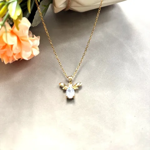 Collier Pendentif Abeille en Laiton Plaqué Or Moderne pour Femme Design Élégant d'Insecte en Strass Émail Bijoux Quotidien