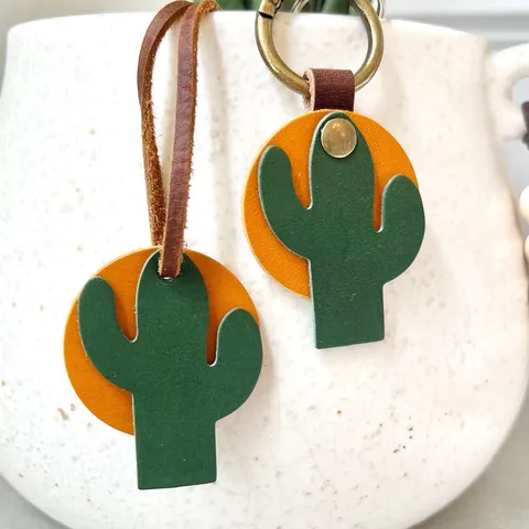 Handmade Leather Cactus Monstera Leaf Keychain Retro Metal Clasp Plant Bag Charm Pendant Women Gift Key Ring Accessory