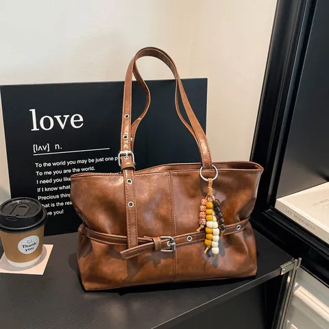 Bolso de Hombro de Axila Minimalista Urbano Retro para Mujer Cuero PU Bolso Tote de Gran Capacidad con Amuleto de Cuentas