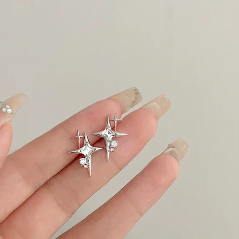 Boucles d'Oreilles Clous Étoile à Quatre Branches Minimalistes Pour Femmes Cuivre Plaqué Argent Incrusté Zirconia