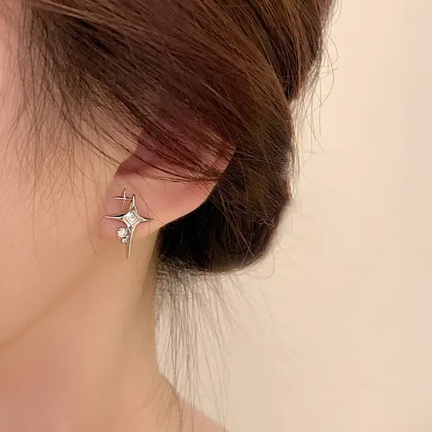 Boucles d'Oreilles Clous Étoile à Quatre Branches Minimalistes Pour Femmes Cuivre Plaqué Argent Incrusté Zirconia