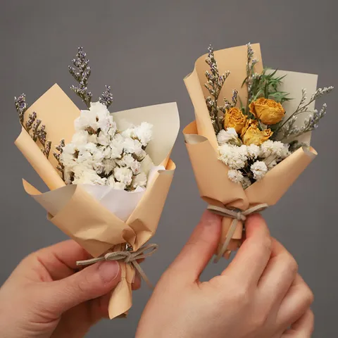 Squisito Mini Bouquet di Fiori Secchi Fatto a Mano Rosa Stabilizzata Naturale Gipsofila per Matrimonio Festa Compleanno Regalo Decorazione