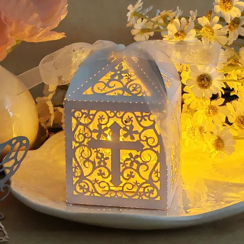 Caja de Caramelos de Papel Perlado Corte Láser de Cruz y Enredadera Elegante Decoración de Boda Caja de Regalo Con Cinta