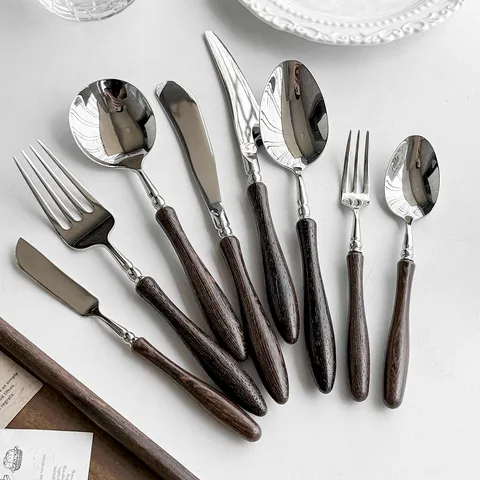 Posate in Acciaio Inossidabile 304 Retro Lusso Leggero Con Manico in Legno Coltello da Bistecca Forchetta Cucchiaio da Zuppa