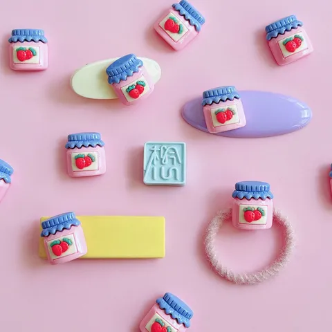 Ciondoli in Resina a Forma di Barattolo di Marmellata di Fragole Cartone Animato DIY Accessori Flatback Lucidi per Fermagli per Capelli Arredamento Micro