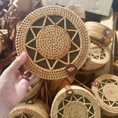 Bolso de Hombro de Ratán Tejido para Mujer Bolso Bandolera Circular de Paja Playa Viajes Vacaciones Bolso Mensajero Tejido a Mano Estilo Bohemio Color Madera Natural
