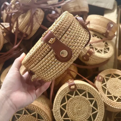 Bolso de Hombro de Ratán Tejido para Mujer Bolso Bandolera Circular de Paja Playa Viajes Vacaciones Bolso Mensajero Tejido a Mano Estilo Bohemio Color Madera Natural