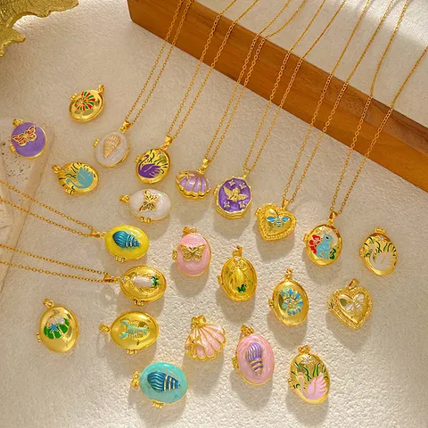 Collier Médaillon en Émail et Acier Titane Vintage pour Femmes Plaqué Or Ovale Cœur Boîte à Photos Pendentif Strass Papillon Bijoux