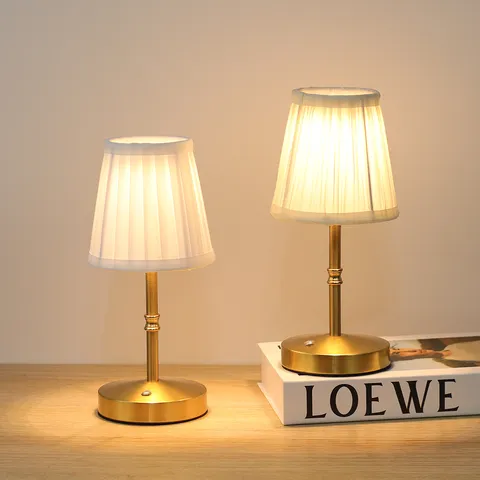 Lampada da Tavolo in Metallo Ricaricabile Nordica Con Paralume in Tessuto Plicsettato Controllo Tattile Moderna Luce Notturna per Camera da Letto Bar