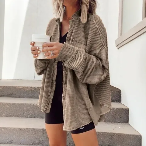 Dames Wafel Gebreide Shacket Polyester Knoopsluiting Revers Jas Met Zakken Oversized Casual Lange Mouw Bovenkleding Top