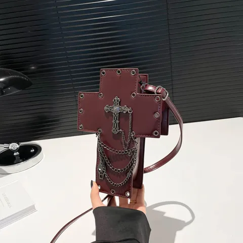 Bolso Bandolera Gótico en Forma de Cruz para Mujer Punk Rock de Cuero PU con Remaches y Cadena Bolso de Mensajero con Colgante de Calavera y Cruz