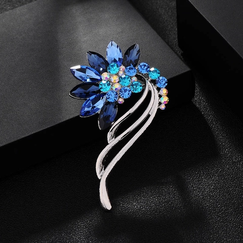 Elegant Alloy Rhinestone Brooch Pins For Women Fashion Flower Feather Design Crystal Corsage For Clothing Dress Accessory Jewelry