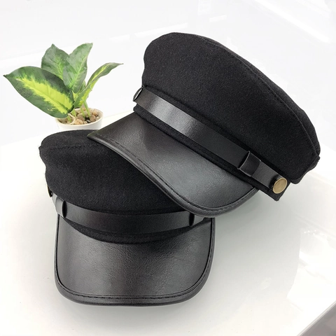 Sombrero de marino negro de moda para mujer en poliéster con ala de cuero PU y botones metálicos. Gorra plana retro elegante