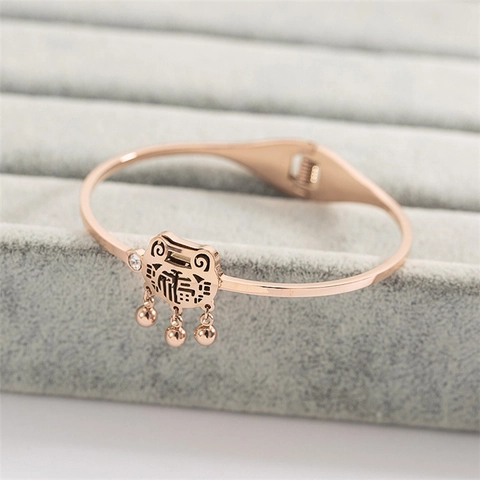 Bracelet Jonc En Acier Inoxydable Or Rose Serrure De Longue Vie Fu Avec Breloques Cloche Et Zircon Pour Femmes Style Coréen