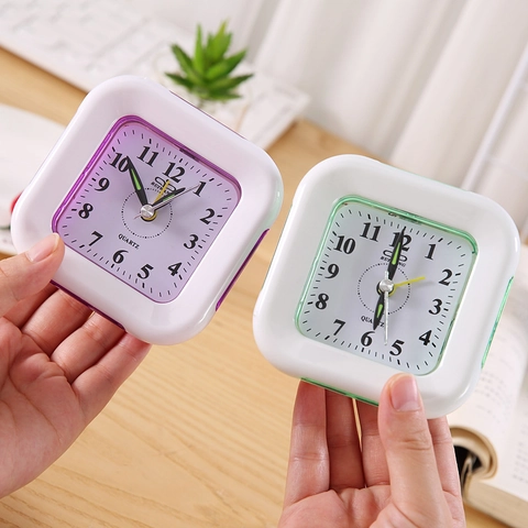 Vierkante Desktop Wekker Plastic Analoog Stil Kwartsuurwerk Met Nachtlicht Voor Nachtkastje Kinderen Modern