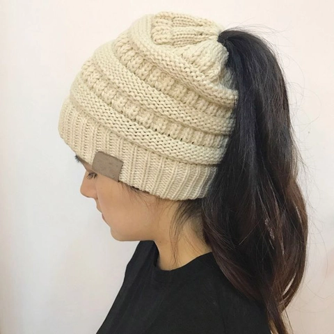 Berretto In Maglia Da Donna Messy Bun Beanie Coda Di Cavallo Acrilico Morbido Inverno Caldo Con Patch In Pelle Moda Outdoor