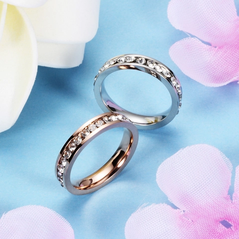 Anillo Eternity Band de Acero Inoxidable con Una Fila de Diamantes de Imitación para Mujer Elegante Anillo de Dedo Geométrico Pulido Joyería para Boda Fiesta