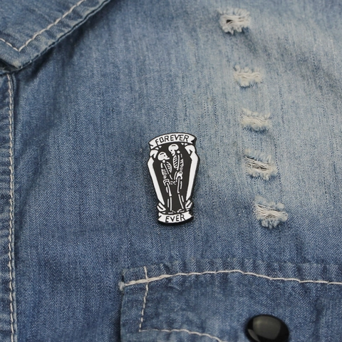 Spilla In Smalto Lega Gotica Bara Scheletro Abbraccio Forever Ever Distintivo Pin Punk Stile Scuro Accessorio Per Abbigliamento