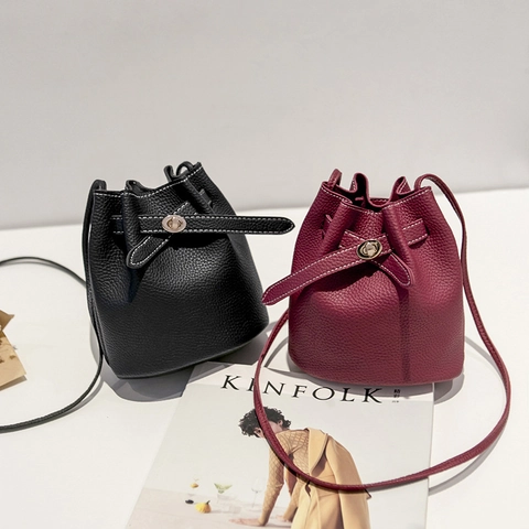 Dames Litchi Patroon PU Leer Emmer Tas Minimalistische Schoudertas Met Metalen Draaisluiting En Contraststiksel