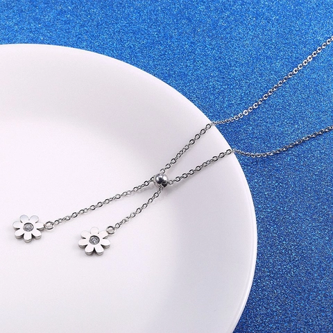 Asymmetrische Titanium Staal 18K Vergulde Zonnebloem Halsketting Voor Dames Ingelegde Strass Dubbele Bloem Hanger Sleutelbeenhalsketting