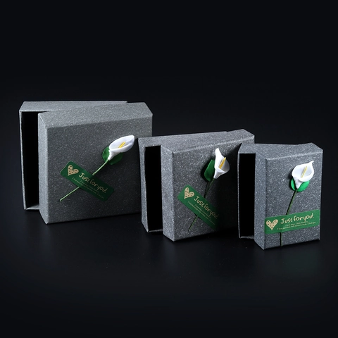 Vintage Grey Kraft Paper Jewelry Box With Decorative Calla Lily Flower Velvet Pouch And Silver Polishing Cloth For Rings