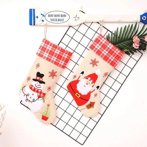 Calcetines De Navidad De Lino Bordados Papá Noel Muñeco De Nieve Cuadros Rojos Decoración Hogar Tradicional