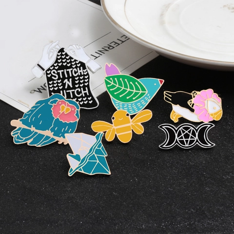 Spille Smaltate Kawaii Spille In Lega Simpatico Animale Uccello Ape Distintivi Mistici Decorazione Per Vestiti E Zaini