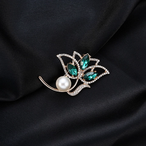 Elegante Spilla A Fiore In Lega Tonalità Oro Con Pietra Marquise Verde Smeraldo Zircone Bianco E Perla Artificial Rotonda Per Donna