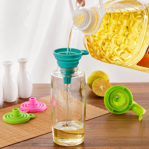 Imbuto Pieghevole In Silicone Per Trasferimento Liquidi E Olio Strumento Da Cucina Design Moderno Colorato