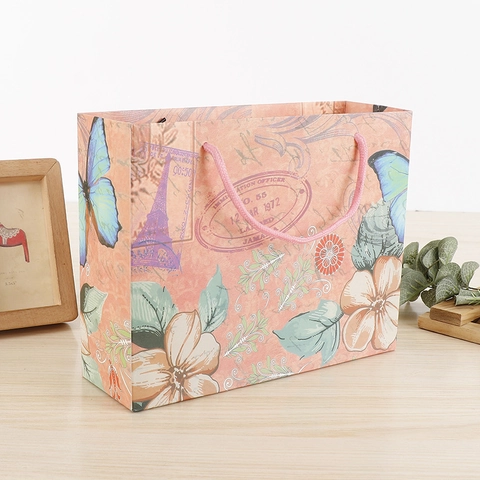 Vintage Paper Gift Bags With Handles Eiffel Tower Butterfly Pattern Ivory Board For Wedding Party Favors Packaging