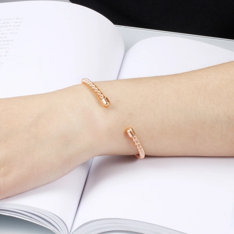 Pulsera De Brazalete Abierto De Alambre De Cable De Acero Inoxidable Textura Espiral Minimalista Joyería Ajustable