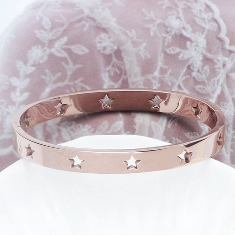 Minimalistische Pentagram Opengewerkte Armring Van Titaniumstaal Met Scharniersluiting Mode-Sieraden