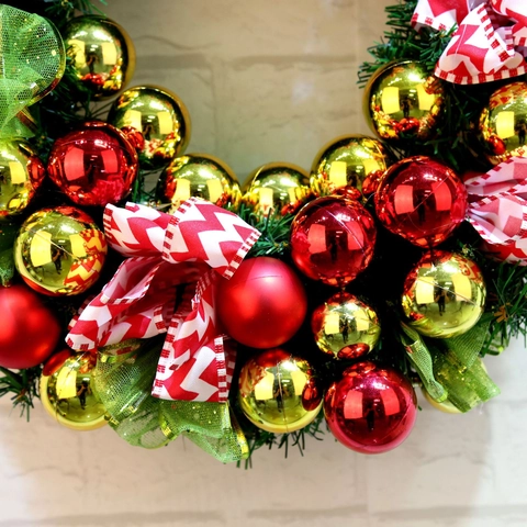 Corona Di Natale Artificiale PVC Pino Verde Con Palle Decorative Rosse Oro Fiocchi Nastro Righe Ornamento Parete Festa