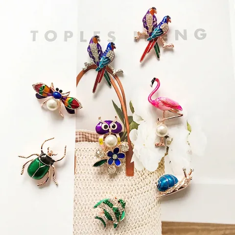 Spilla Vintage in Lega e Smalto a Forma di Animale e Frutta con Strass e Perla Artificiale Distintivo per Donna Accessori Moda